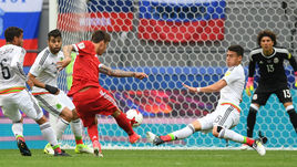 Суббота. Казань. Мексика - Россия - 2:1. После удара Федора СМОЛОВА мяч попадет в штангу. Но атака на этом не закончится - через несколько секунд наша сборная откроет счет.