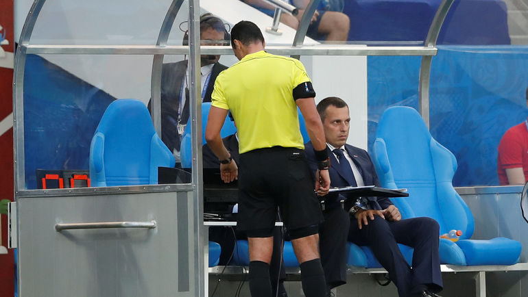 25 июня. Сочи. Германия - Камерун - 3:1. Судья Вильмар РОЛЬДАН смотрит видеоповтор, чтобы определить, кто нарушил правила на Эмре Джане. Фото REUTERS 25 июня. Сочи. Германия - Камерун - 3:1. Судья Вильмар РОЛЬДАН смотрит видеоповтор, чтобы определить, кто нарушил правила на Эмре Джане. Фото REUTERS
