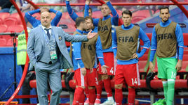 Суббота. Казань. Мексика – Россия – 2:1. Станислав Черчесов и запасные игроки российской сборной.