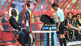 Суббота. Казань. Мексика - Россия - 2:1. 18-я минута. Арбитр Фахад АЛЬ-МИРДАСИ остановил игру, чтобы посмотреть запись момента, в котором 40 секундами ранее в штрафной мексиканцев упал Федор Смолов. Пенальти назначен не был.