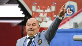 17 июня. Санкт-Петербург. Россия - Новая Зеландия - 2:0. Главный тренер сборной России Станислав ЧЕРЧЕСОВ.