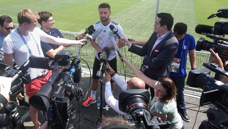 Защитник сборной Германии Шкодран МУСТАФИ дает интервью после тренировки. Фото AFP Защитник сборной Германии Шкодран МУСТАФИ дает интервью после тренировки. Фото AFP