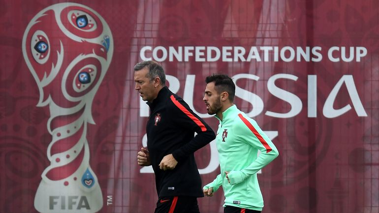 Бернарду СИЛВА и физиотерапевт сборной Португалии. Фото AFP Бернарду СИЛВА и физиотерапевт сборной Португалии. Фото AFP