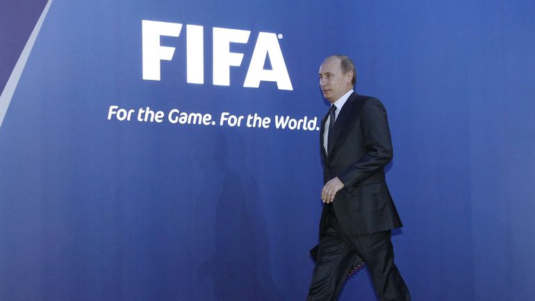 2 декабря 2010 года. Цюрих. Владимир ПУТИН прибыл в штаб-квартиру ФИФА после выборов стран-хозяек ЧМ-2018 и 2022. Фото REUTERS 2 декабря 2010 года. Цюрих. Владимир ПУТИН прибыл в штаб-квартиру ФИФА после выборов стран-хозяек ЧМ-2018 и 2022. Фото REUTERS