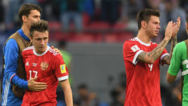 24 июня. Казань. Мексика - Россия - 2:1. 23-летний Илья КУТЕПОВ, 21-летний Александр ГОЛОВИН (№ 17) и 27-летний Федор СМОЛОВ (№ 9) после финального свистка. Они - будущее нашей сборной.