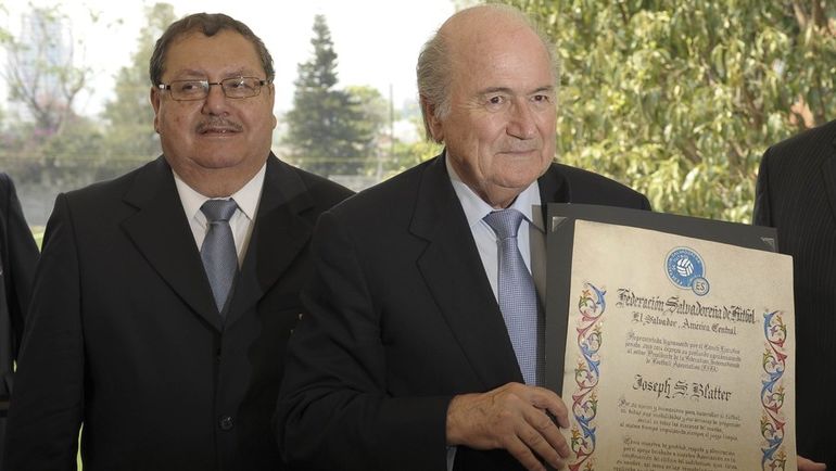 Рафаэль САЛЬГЕРО (слева) и Йозеф БЛАТТЕР. Фото AFP Рафаэль САЛЬГЕРО (слева) и Йозеф БЛАТТЕР. Фото AFP