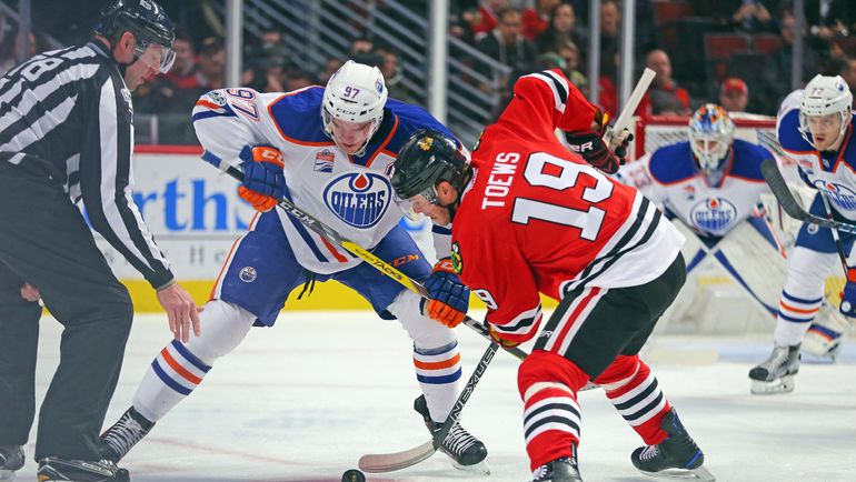 Коннор МАКДЭВИД (слева) в борьбе с Джонатаном ТЭЙВЗОМ (№19).. Фото USA Today Коннор МАКДЭВИД (слева) в борьбе с Джонатаном ТЭЙВЗОМ (№19).. Фото USA Today