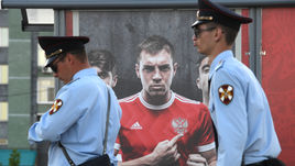 Среда. Казань. Артем ДЗЮБА на городских плакатах еще мечтает сыграть за сборную России.