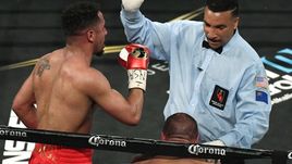 18 июня. Лас-Вегас. Рефери Тони УИКС останавливает бой после серии ударов Андре УОРДА (слева) в корпус Сергея КОВАЛЕВА.