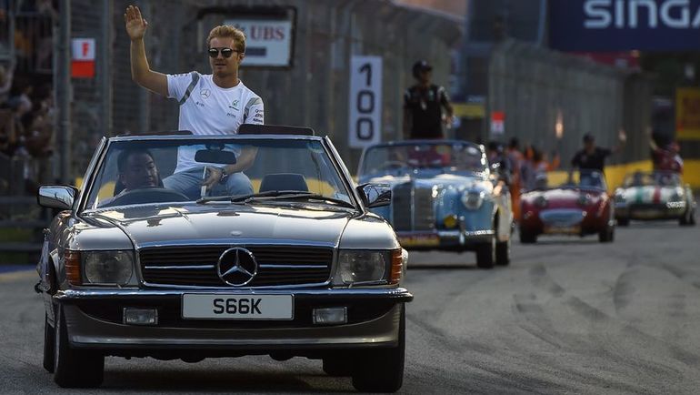 18 сентября 2016 года. Нико РОСБЕРГ (на первом плане) во время парада пилотов на Гран-при Сингапура. Фото AFP 18 сентября 2016 года. Нико РОСБЕРГ (на первом плане) во время парада пилотов на Гран-при Сингапура. Фото AFP