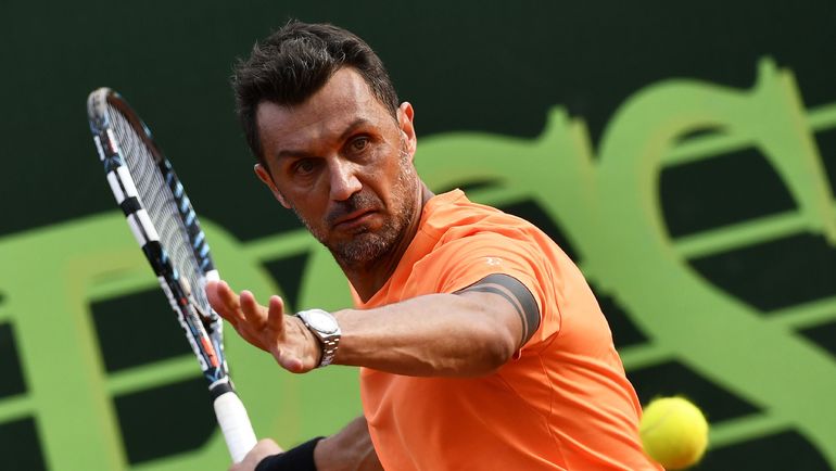 Вторник. Милан. Паоло МАЛЬДИНИ давно взял в руки ракетку и даже сыграл на профессиональном турнире. Фото AFP Вторник. Милан. Паоло МАЛЬДИНИ давно взял в руки ракетку и даже сыграл на профессиональном турнире. Фото AFP