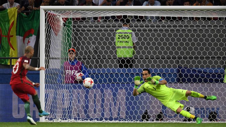 РИКАРДУ КУАРЕЖМА против Клаудио БРАВО. Фото AFP РИКАРДУ КУАРЕЖМА против Клаудио БРАВО. Фото AFP