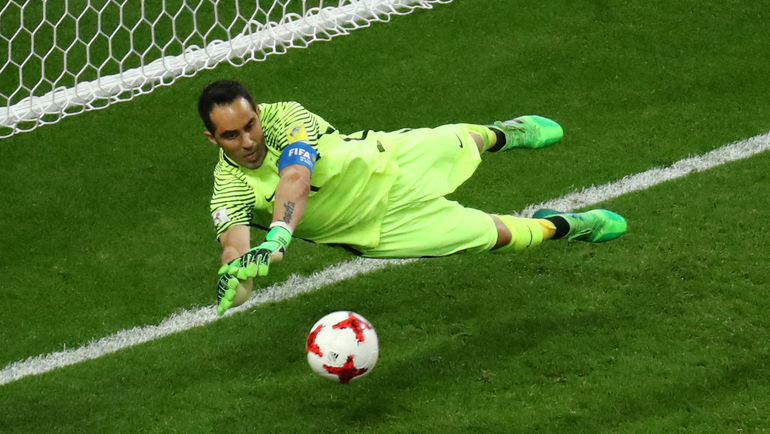 Клаудио БРАВО против Жоау Моутинью. Фото REUTERS Клаудио БРАВО против Жоау Моутинью. Фото REUTERS