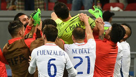 Вчера. Казань. Португалия - Чили - 0:0, пенальти - 0:3. Чилийцы качают Клаудио БРАВО, отразившего три удара в серии пенальти.