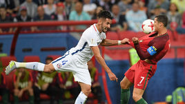 28 июня 2017 года. Казань. Португалия – Чили – 0:0. (пенальти – 0:3). Удержать КРИШТИАНУ РОНАЛДУ в России после поражения от чилийцев в полуфинале не удалось.