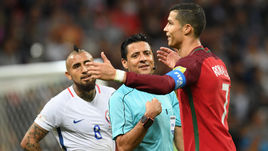 Среда. Казань. Португалия - Чили - 0:0 (пенальти - 0:3). КРИШТИАНУ РОНАЛДУ (справа), главный арбитр встречи Алиреза ФАГАНИ (по центру) и Артуро ВИДАЛЬ.