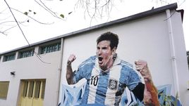 Портрет Лионеля Месси на городской стене.