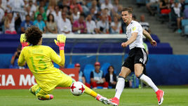 Сегодня. Сочи. Германия - Мексика - 4:1. Леон ГОРЕЦКА забивает второй гол в матче.