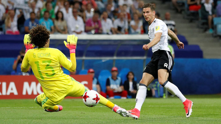 Леон ГОРЕЦКА (справа) забивает в ворота Мексики. Фото REUTERS Леон ГОРЕЦКА (справа) забивает в ворота Мексики. Фото REUTERS