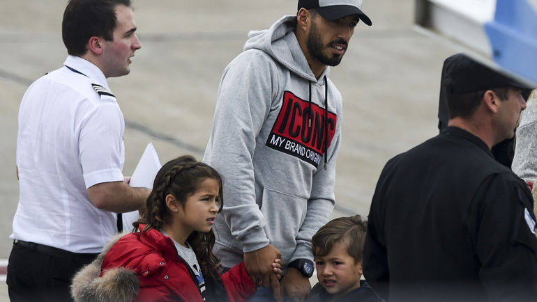 Четверг. Росарио. Луис СУАРЕС с детьми. Фото AFP Четверг. Росарио. Луис СУАРЕС с детьми. Фото AFP