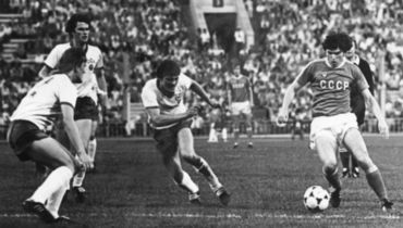 29 июля 1980 года. Москва. СССР - ГДР - 0:1. С мячом - Сергей АНДРЕЕВ.