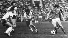 29 июля 1980 года. Москва. СССР - ГДР - 0:1. С мячом - Сергей АНДРЕЕВ.