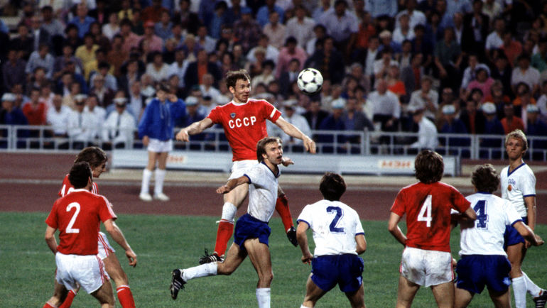 В верховой борьбе - капитан сборной СССР Олег РОМАНЦЕВ. Фото Сергей КИВРИН и Андрей ГОЛОВАНОВ В верховой борьбе - капитан сборной СССР Олег РОМАНЦЕВ. Фото Сергей КИВРИН и Андрей ГОЛОВАНОВ