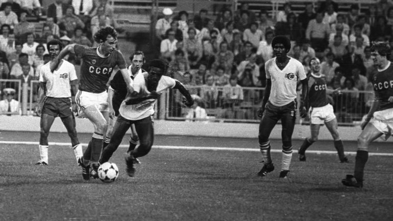 Юрий ГАВРИЛОВ (с мячом) в матче СССР - Куба. Фото Сергей КОЛГАНОВ Юрий ГАВРИЛОВ (с мячом) в матче СССР - Куба. Фото Сергей КОЛГАНОВ