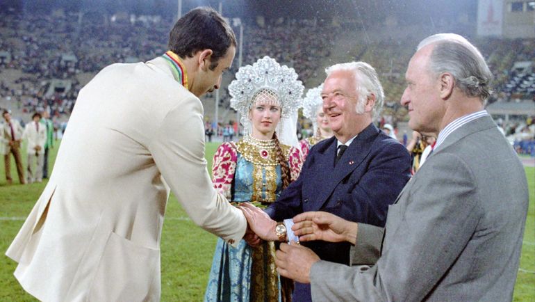 Валерий ГАЗЗАЕВ получает бронзу Игр-80 из рук президента МОК лорда КИЛЛАНИНА и президента ФИФА Жоао АВЕЛАНЖА. Фото Федор АЛЕКСЕЕВ Валерий ГАЗЗАЕВ получает бронзу Игр-80 из рук президента МОК лорда КИЛЛАНИНА и президента ФИФА Жоао АВЕЛАНЖА. Фото Федор АЛЕКСЕЕВ