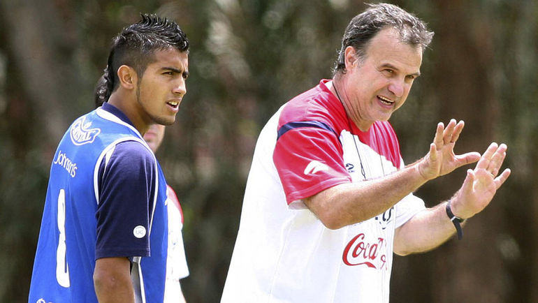 Октябрь 2010 года. Фундамент успехов чилийцев заложил тренер Марсело БЬЕЛЬСА (справа), а Артуро ВИДАЛЬ уже тогда был одним из лидеров команды. Фото REUTERS Октябрь 2010 года. Фундамент успехов чилийцев заложил тренер Марсело БЬЕЛЬСА (справа), а Артуро ВИДАЛЬ уже тогда был одним из лидеров команды. Фото REUTERS