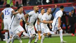 Чилийцы празднуют выход в финал Кубка конфедераций.