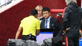 Сегодня. Москва. Португалия - Мексика. Фахад АЛЬ-МИРСАДИ просматривает повтор.