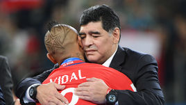 Воскресенье. Санкт-Петербург. Чили - Германия - 0:1. Диего МАРАДОНА утешает Артуро ВИДАЛЯ.