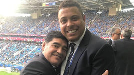 Легенды мирового футбола Диего МАРАДОНА и РОНАЛДО.