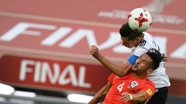 2 июля. Санкт-Петербург. Чили - Германия - 0:1. Лучший игрок турнира Юлиан ДРАКСЛЕР и чилиец Маурисио ИСЛА в финальном матче Кубка конфедераций. Германии снова нет равных.