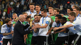 Воскресенье. Санкт-Петербург. Чили - Германия - 0:1. Президент ФИФА Джанни ИНФАНТИНО вручает сборной Германии трофей за победу в Кубке конфедераций.