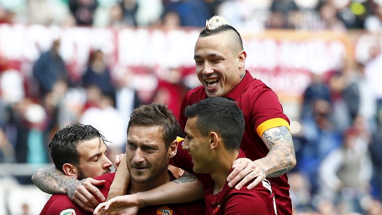 Леандро ПАРЕДЕС (справа) вместе с Алессандро ФЛОРЕНЦИ (слева) и Раджой НАИНГГОЛАНОМ поздравляют Франческо ТОТТИ (второй слева). Фото AFP Леандро ПАРЕДЕС (справа) вместе с Алессандро ФЛОРЕНЦИ (слева) и Раджой НАИНГГОЛАНОМ поздравляют Франческо ТОТТИ (второй слева). Фото AFP