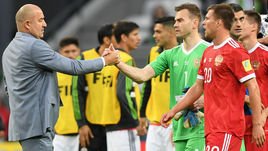 24 июня. Казань. Мексика – Россия – 2:1. Рукопожатие Станислава ЧЕРЧЕСОВА и Игоря АКИНФЕЕВА.