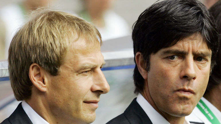 Йоахим ЛЕВ (справа) и Юрген КЛИНСМАНН в 2005 году. Фото AFP Йоахим ЛЕВ (справа) и Юрген КЛИНСМАНН в 2005 году. Фото AFP