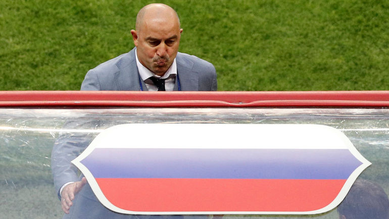 24 июня. Казань. Мексика - Россия - 2:1. Реакция Станислава ЧЕРЧЕСОВА на игру команд. Фото REUTERS 24 июня. Казань. Мексика - Россия - 2:1. Реакция Станислава ЧЕРЧЕСОВА на игру команд. Фото REUTERS