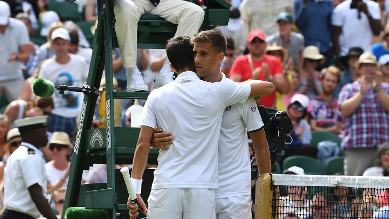 Вторник. Париж. Мартин КЛИЖАН (справа) не смог доиграть матч против Новака ДЖОКОВИЧА. Фото AFP Вторник. Париж. Мартин КЛИЖАН (справа) не смог доиграть матч против Новака ДЖОКОВИЧА. Фото AFP