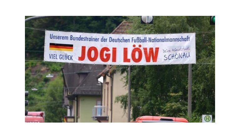 Йоахим Лев родом из села Шенау (округ Леррах в федеральной земле Баден-Вюртемберг) - едва ли не самой юго-западной точке Германии. Йоахим Лев родом из села Шенау (округ Леррах в федеральной земле Баден-Вюртемберг) - едва ли не самой юго-западной точке Германии.