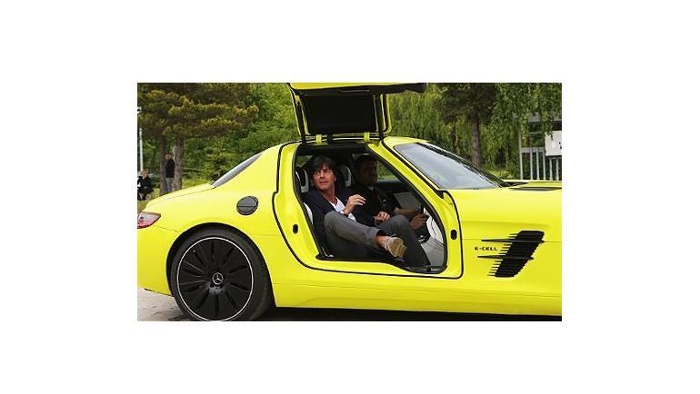 Незадолго до чемпионата мира-2014 Йоахим ЛЕВ был лишен прав за превышение скорости. Незадолго до чемпионата мира-2014 Йоахим ЛЕВ был лишен прав за превышение скорости.