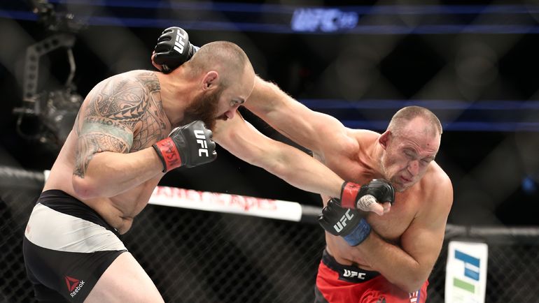 Сегодня. Лас-Вегас. Алексей ОЛЕЙНИК (справа) против Трэвиса БРАУНА. Фото AFP Сегодня. Лас-Вегас. Алексей ОЛЕЙНИК (справа) против Трэвиса БРАУНА. Фото AFP