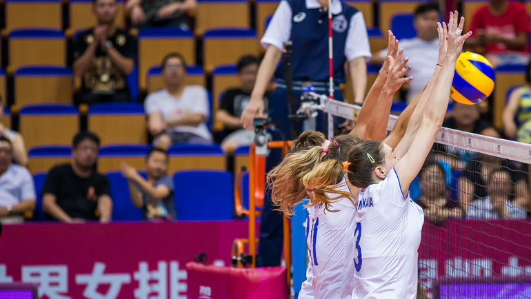 Россиянки на блоке. Фото FIVB Россиянки на блоке. Фото FIVB