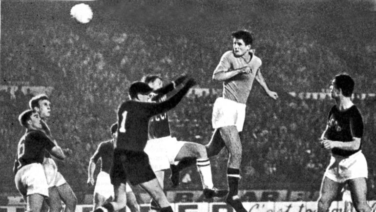 Опасный момент у ворот Льва ЯШИНА в парижском финале. Опасный момент у ворот Льва ЯШИНА в парижском финале.