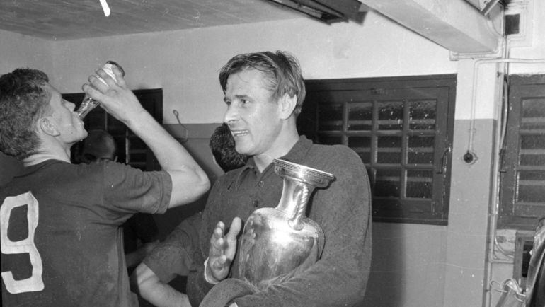 Лев ЯШИН (справа) и Виктор ПОНЕДЕЛЬНИК. Лев ЯШИН (справа) и Виктор ПОНЕДЕЛЬНИК.