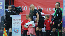 Сергей КАРАСЕВ (в центре).