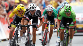 Воскресенье. Шамбери. Финишный спринт лидирующей группы.