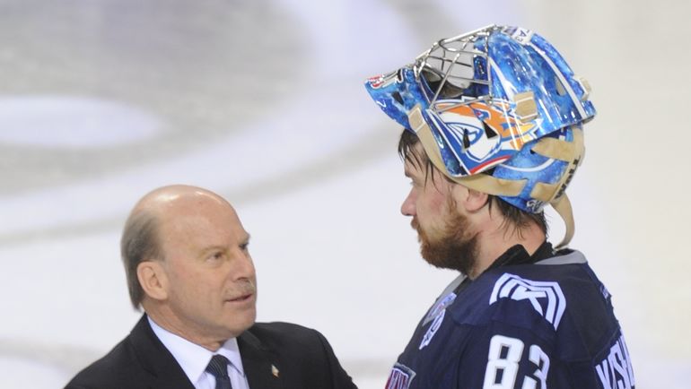 Майк КИНЭН (слева) и Василий КОШЕЧКИН. Фото Юрий КУЗЬМИН, photo.khl.ru Майк КИНЭН (слева) и Василий КОШЕЧКИН. Фото Юрий КУЗЬМИН, photo.khl.ru